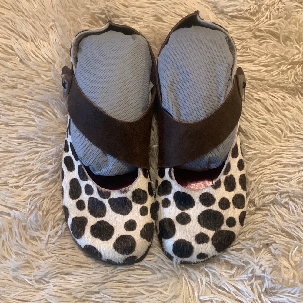 Size 40 suede & animal hair maryjane flats in EXCELLENT condition
